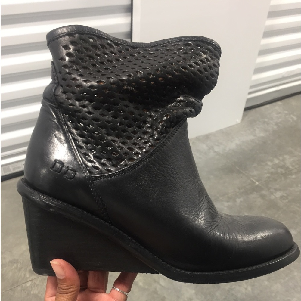 Black leather Bed|Stu Dutchess boots w/ wedge heel & stylish cutout design sz 8